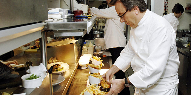 השף הצרפתי דניאל בולו נקנס ב-1.3 מיליון דולר לאחר שסועד בלע חתיכת מתכת
