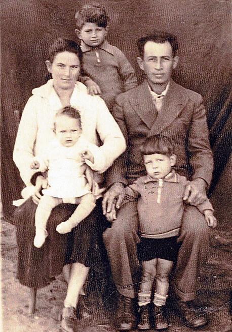 1934. רפי איתן בן ה־8 עם הוריו יהודית ונח ואחיו עודד (בן 4) ורינה (בת שנה וחצי), בבית המשפחה ברמת השרון