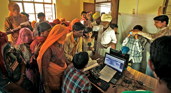 תחנת הנפקה של תעודות אדהאאר בכפר בצפון הודו. זו לא סתם תעודת זהות, אלא תשתית למערכת פיננסית חדשנית במדינה שעדיין מתנהלת במזומן, ולעתים אף בסחר חליפין