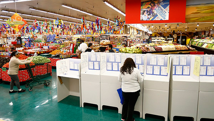 תחנת הצבעה בסופרמרקט בנשיונל סיטי, קליפורניה