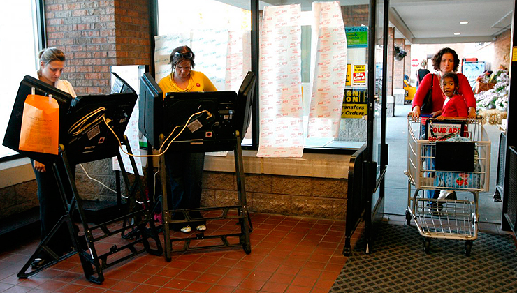 מצביעים בכניסה לסופרמרקט בקולומבוס, אוהיו, צילום: רויטרס