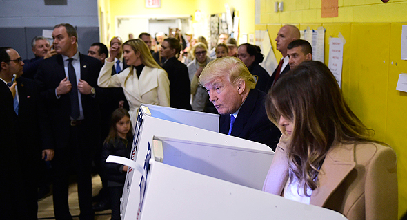 דונלד טראמפ ואשתו מלינה מצביעים במנהטן, צילום: איי אף פי