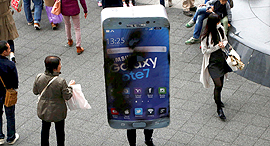 A man dressed as a combusted Samsung Galaxy Note 7. Photo: Reuters