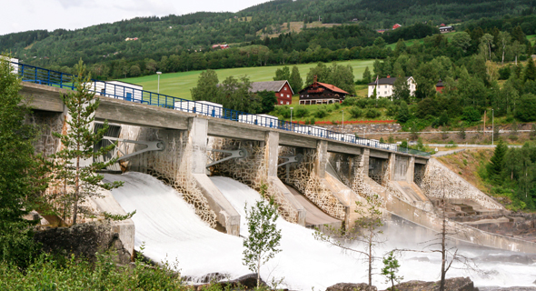 תחנת כוח באחד הנהרות. יותר מ־90% מאספקת החשמל במדינה מבוססת על אנרגיה הידרואלקטרית, צילום: שאטרסטוק