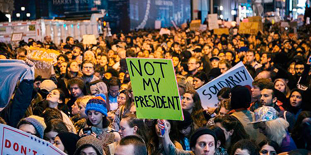 חזרה לשגרה? לא כל כך מהר: אלפי צעירים הפגינו בערים הגדולות נגד טראמפ