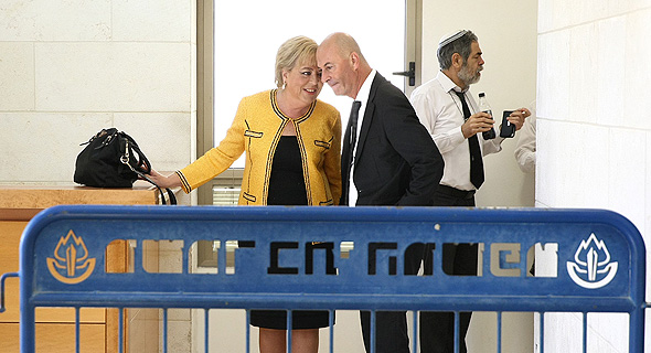 ראשת עיריית נתניה מרים פיירברג ועורך דינה נתי שמחוני, היום בביהמ"ש