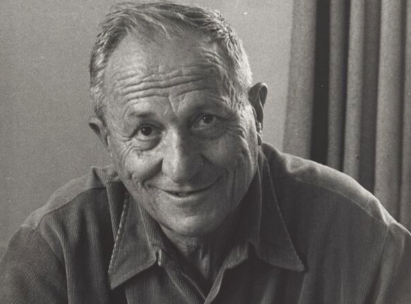 הארכיאולוג יעקב קפלן ז"ל. קנה את האבן ב-1943 הארכיאולוג יעקב קפלן ז"ל. קנה את האבן ב-1943