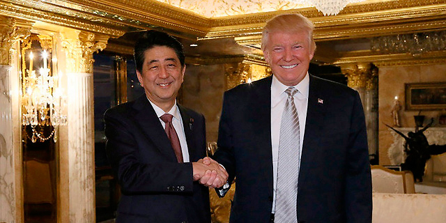 נשיא ארה"ב דונלד טראמפ ונשיא יפן שינזו אבה. טראמפ תרם להתחממות בין המדינות האסייתיות, צילום: רויטרס
