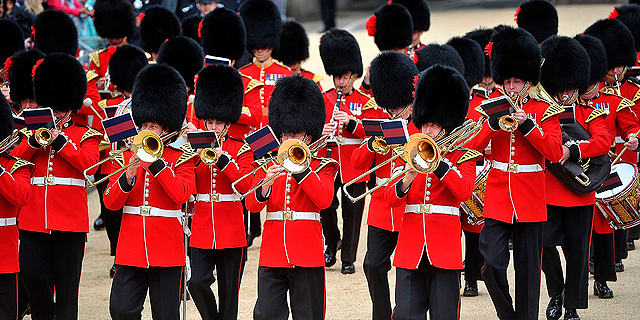 צרות בארמון בקינגהאם: מחסור חמור בחיילים במשמר המלכה