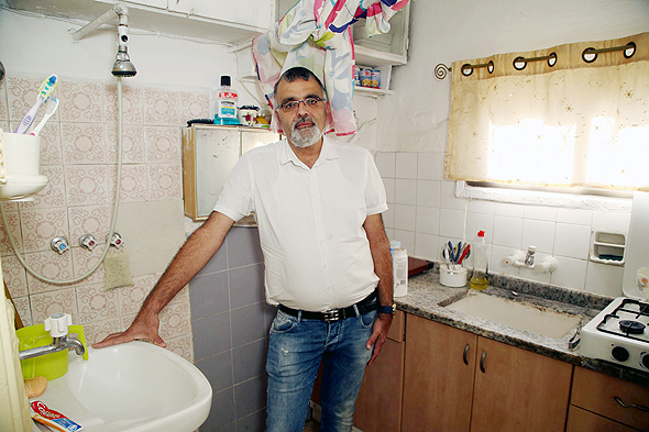 שמואל כהן במטבח שבו נמצאת גם המקלחת. “רק רציתי לא לאבד את זכותי לקורת גג” 