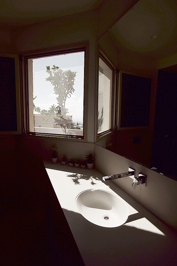 חדר הרחצה של ההורים, עם נוף להרי הגליל. כל כלי הסניטריה בבית נרכשו  ב־HeziBank, צילום: אלעד גרשגורן