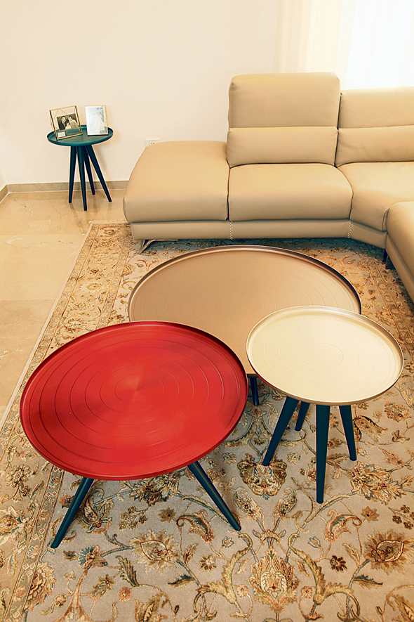 שולחן הקפה בסלון המשפחה, צילום: אלעד גרשגורן