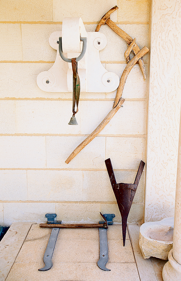 כלי עבודה חקלאיים מסורתיים שהיו בשימוש דורות קודמים של המשפחה