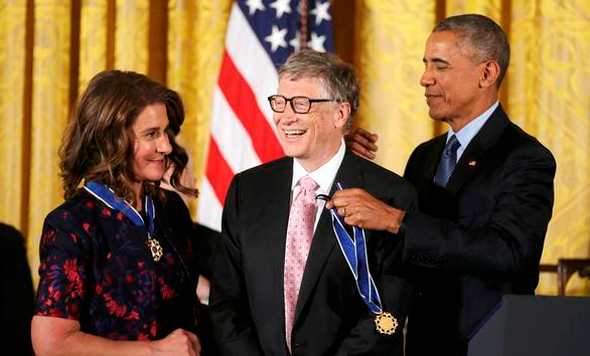ברק אובמה מעניק את מדליית החירות לביל גייטס (ארכיון), צילום: רויטרס