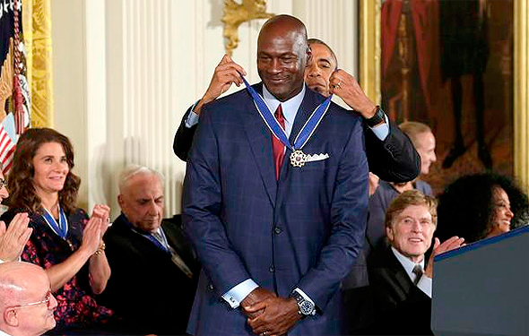 ברק אובמה מעניק מדליה חירות ל מייקל ג'ורדן, צילום: רויטרס