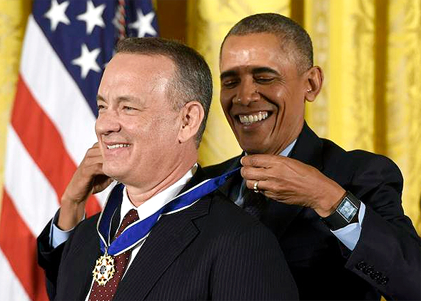 ברק אובמה מעניק את מדליית החירות לטום הנקס, צילום: רויטרס