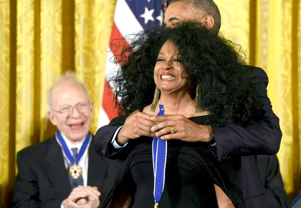 ברק אובמה מעניק מדליה חירות ל דיאנה רוס, צילום: איי אף פי