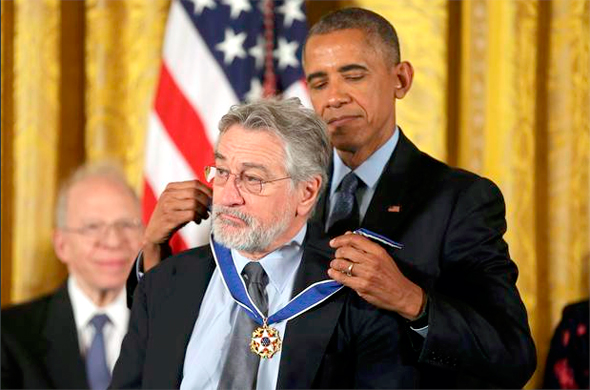 ברק אובמה מעניק מדליה חירות ל רוברט דה נירו, צילום: רויטרס