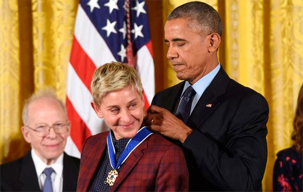 ברק אובמה מעניק מדליה חירות ל אלן דג'נרס , צילום: איי אף פי