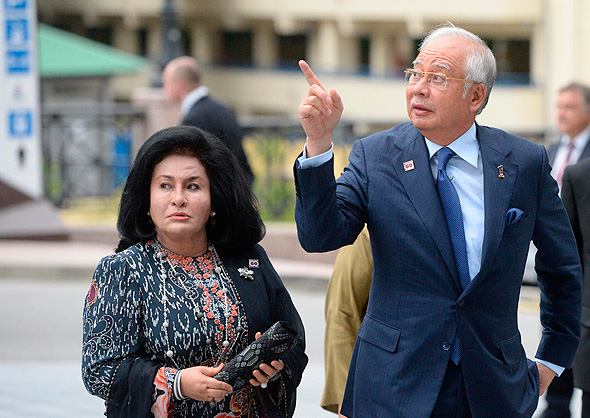 ראש ממשלת מלזיה נג’יב ראזאק ואשתו השנייה רוסמה מנצור.  התכשיטים והתיקים שלה עוררו את החשד , צילום: אי פי איי