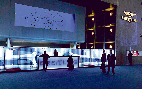 האקווריום בדוכן של ברייטלינג בתערוכת בזלוורלד 2016. מכל של 16.5 טונות עם 650 מדוזות