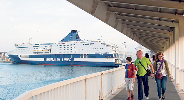 אל תעשה: קרוזים, כפי שמתקיימים כעת בברצלונה, הם מכת מוות לעיר, וגורמים לכך שהתיירים אינם מכירים אותה ואינם מוציאים בה כסף אל תעשה: קרוזים, כפי שמתקיימים כעת בברצלונה, הם מכת מוות לעיר, וגורמים לכך שהתיירים אינם מכירים אותה ואינם מוציאים בה כסף
