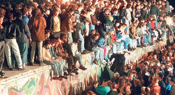 נפילת חומת ברלין ב־1989. ההיסטוריה הכאוטית של העיר יצרה שטחים פתוחים, שכירויות נמוכות ואווירה סובלנית נפילת חומת ברלין ב־1989. ההיסטוריה הכאוטית של העיר יצרה שטחים פתוחים, שכירויות נמוכות ואווירה סובלנית