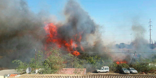 שריפה באזור המוסכים בחיפה, צילום: דוברות כבאות והצלה מחוז חוף