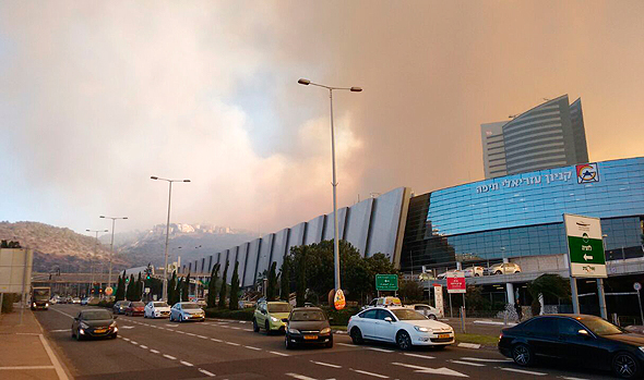 שריפה ליד קניון עזריאלי חיפה, צילום: רות דרדיקמן עירון 