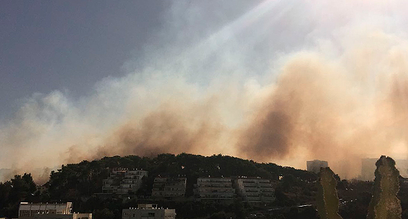 עשן מעל חיפה, צילום: רות דרדיקמן עירון 