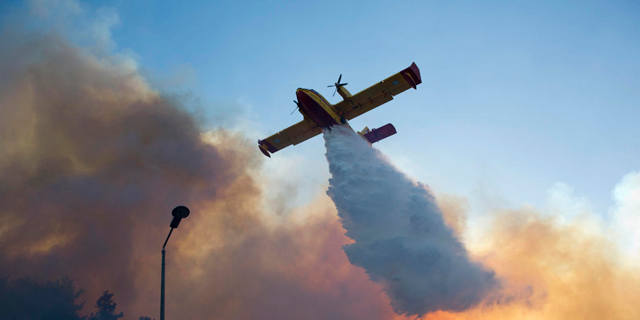 מטוס כיבוי אש בחיפה, צילום: איי פי