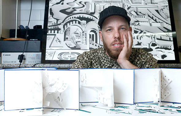 פלג דישון ומגזרות הנייר. "אני עוסק ביחסים שבין אדם למכונה"