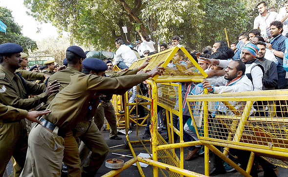 התנגשויות בין מפגינים וחיילים בהודו, צילום: איי אף פי