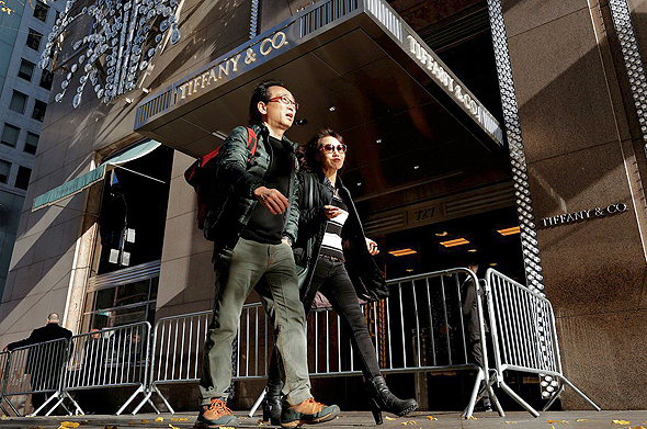 אנשים ליד חנות הדגל של טיפאני'ס בניו יורק החודש, אחרי שהמשטרה סגרה את הרחוב להולכי רגל