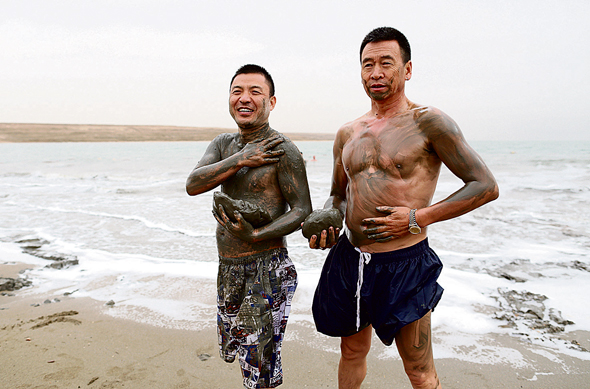 תיירים סינים בים המלח, צילום: עמית שאבי