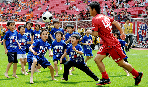 אימון ילדים באצטדיון קשימה. טאקיוקי אויה: “רוב הילדים כיום מעדיפים להיות שחקני כדורגל. זה הדבר החשוב ביותר מבחינתנו” 