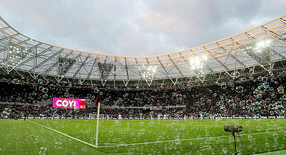בועות באצטדיון לונדון של ווסטהאם. ירידה של 39% משיא של 1.68 מיליון צופים שנרשם בעונת 2011/12, צילום: רויטרס