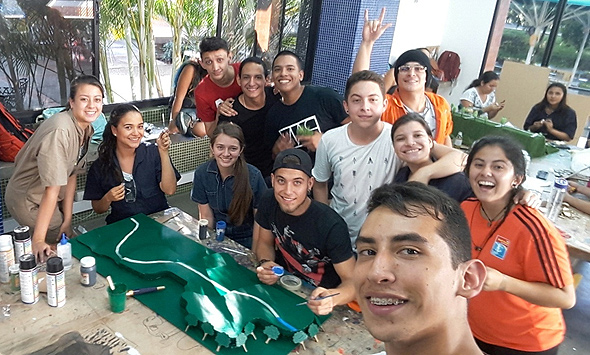 סטודנטים קולומביאנים מתנסים בעבודה באמצעות Interacpedi