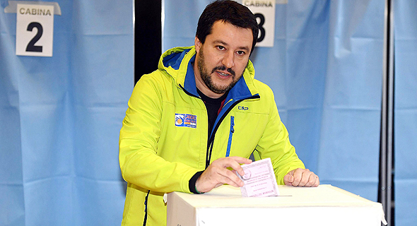 מנהיג הימין הקיצוני באיטליה, מתאו סלוויני, מצביע במשאל העם, צילום: אי פי איי