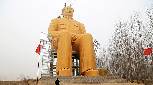 פסל זהב של מאו צ'ה טונג, מנהיג סין הנערץ
