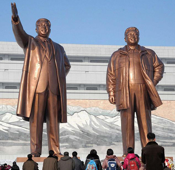 פסלי ברונזה של שליטי צפון קוריאה, קים ג