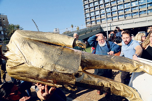 פסל זהב של בנימין נתניהו בכיכר רבין פנאי, צילךום: צביקה טישלר