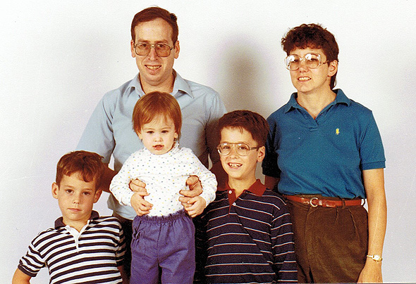 צבי ואלן סטפק וילדיהם אבנר (מימין), רחל ואמיר בשנות השמונים. "אחיי לא נכנסו לעסק מחשש למריבות, בין היתר" 