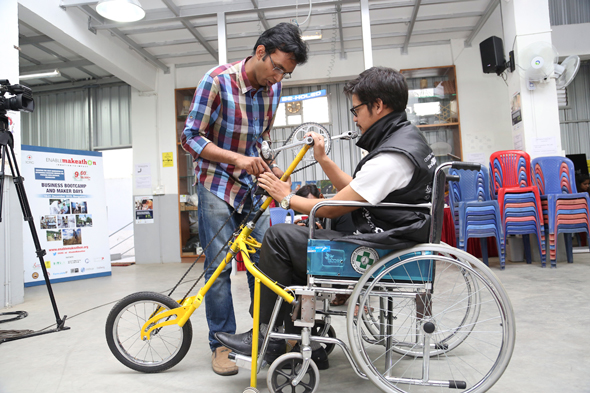 התקן שהופך כסא גלגלים לתלת-אופן לתנאי שטח