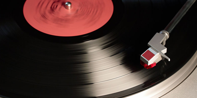 מותו של דיוויד בואי הקפיץ את מכירות תקליטי הוויניל