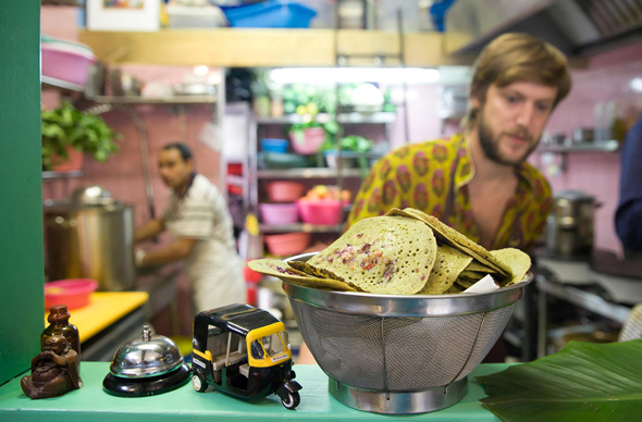 ענר הרקוב במטבח של מונאר, צילום: אוראל כהן