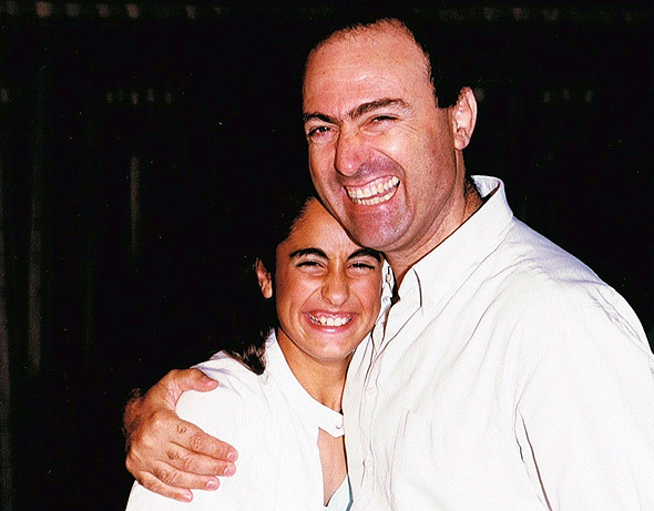 2001. ירדן ג'רבי עם אביה שמוליק בבת המצווה שלה, נתניה