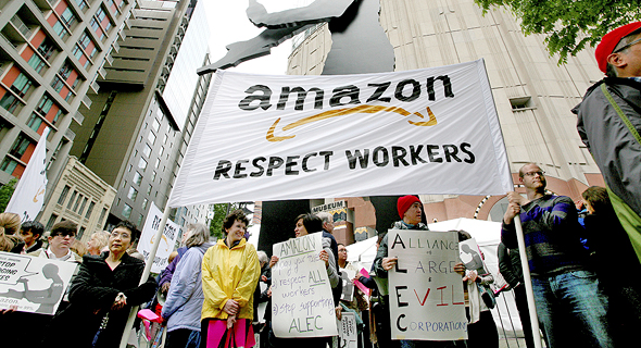 הפגנה של עובדי אמזון נגד תנאי העסקתם, צילום: רויטרס