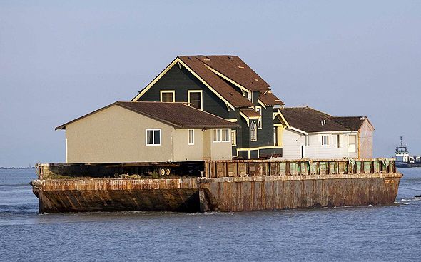 בתים המועברים על סירה