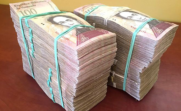 ערימות של שטרות של 100 בוליבר שווים 100 דולר, צילום: BBC